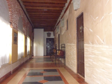 Au fond du couloir, la chambre 219 où séjournait régulièrement Mermoz, avec vue sur le fleuve et sur... la Poste!